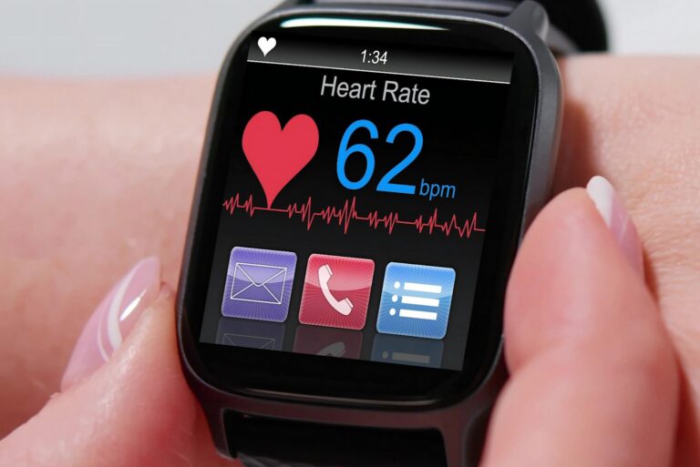 Smartwatch displaying heart rate and ECG graph with a reading of 62 bpm